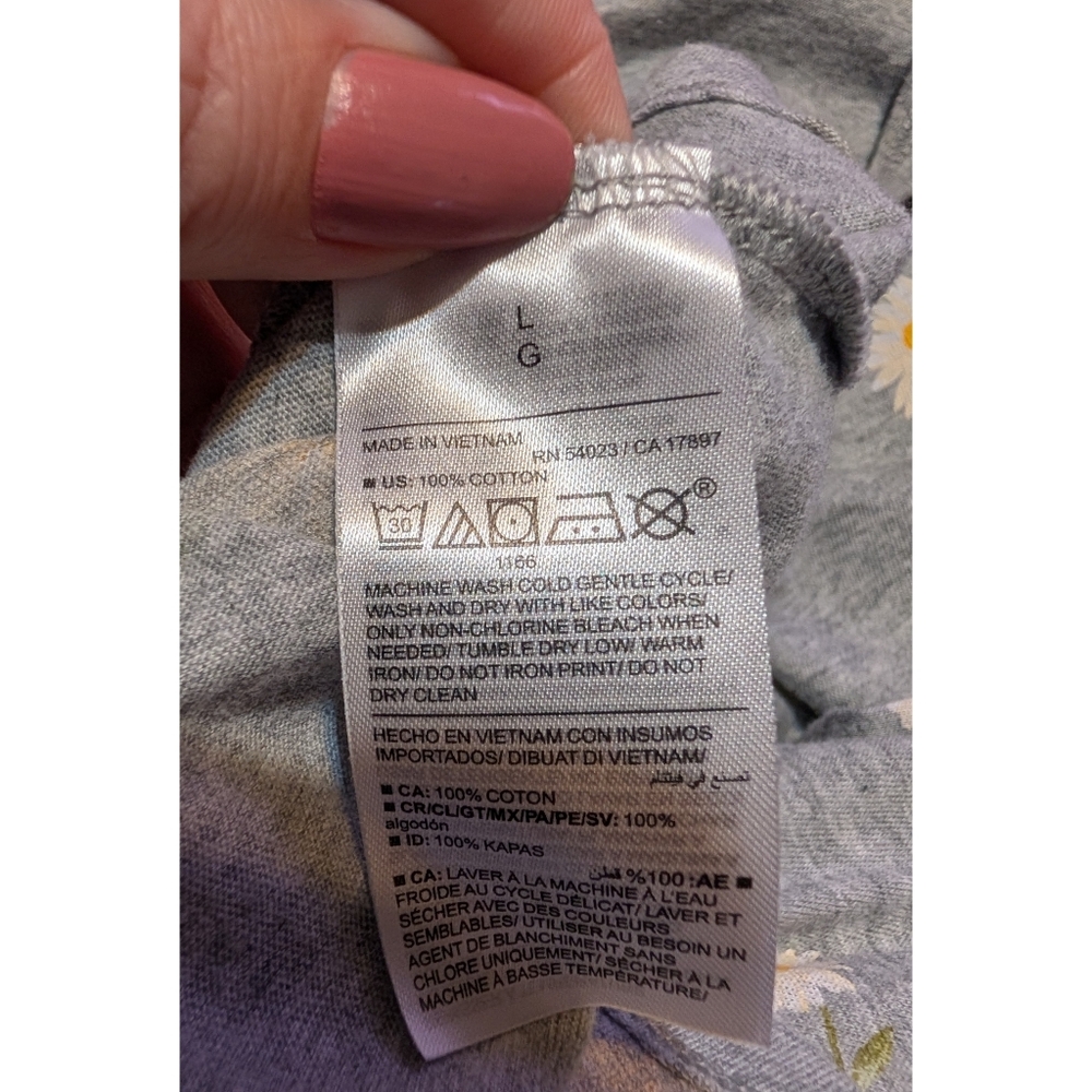Old Navy Everywhere V-Neck "Friendly Daisy" Printed Tee - Picture 9 of 9